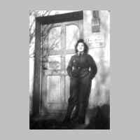 022-0398 Luftwaffenhelferin Irmgard Laubrinus vor der Unterkunft (Gemeindehaus Goldbach) der.jpg